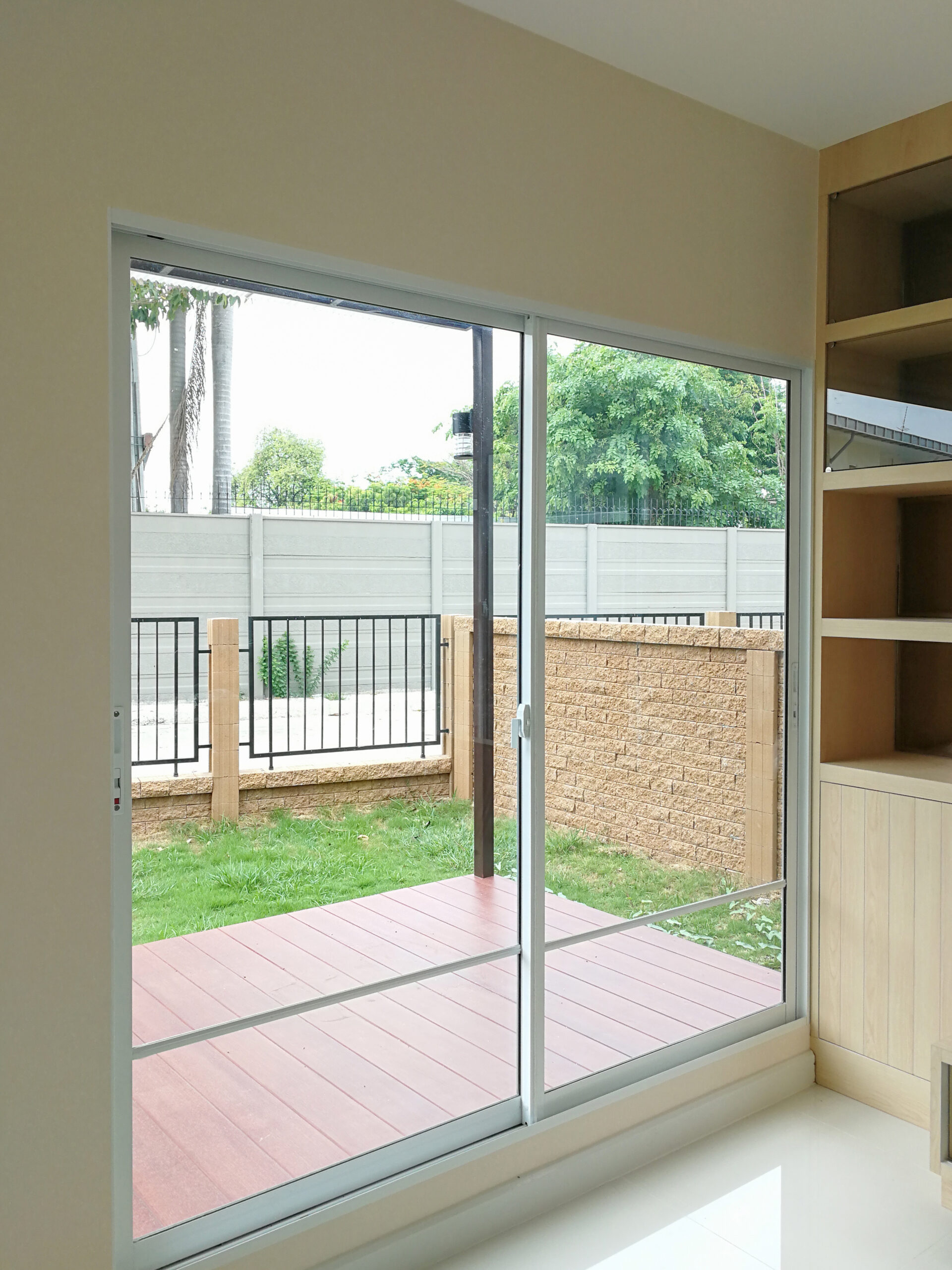 Sliding door that is newly replaced and functional after difficulty.